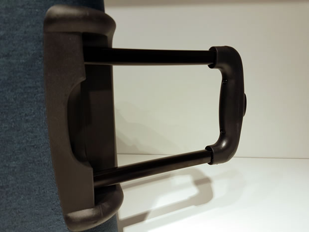 OecherDeal prsentiert Mode in Leder Vorpeil mit einer Rollentasche