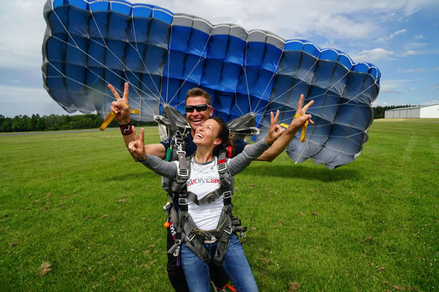 OecherDeal präsentiert Skydive Spa mit einem Tandemsprung